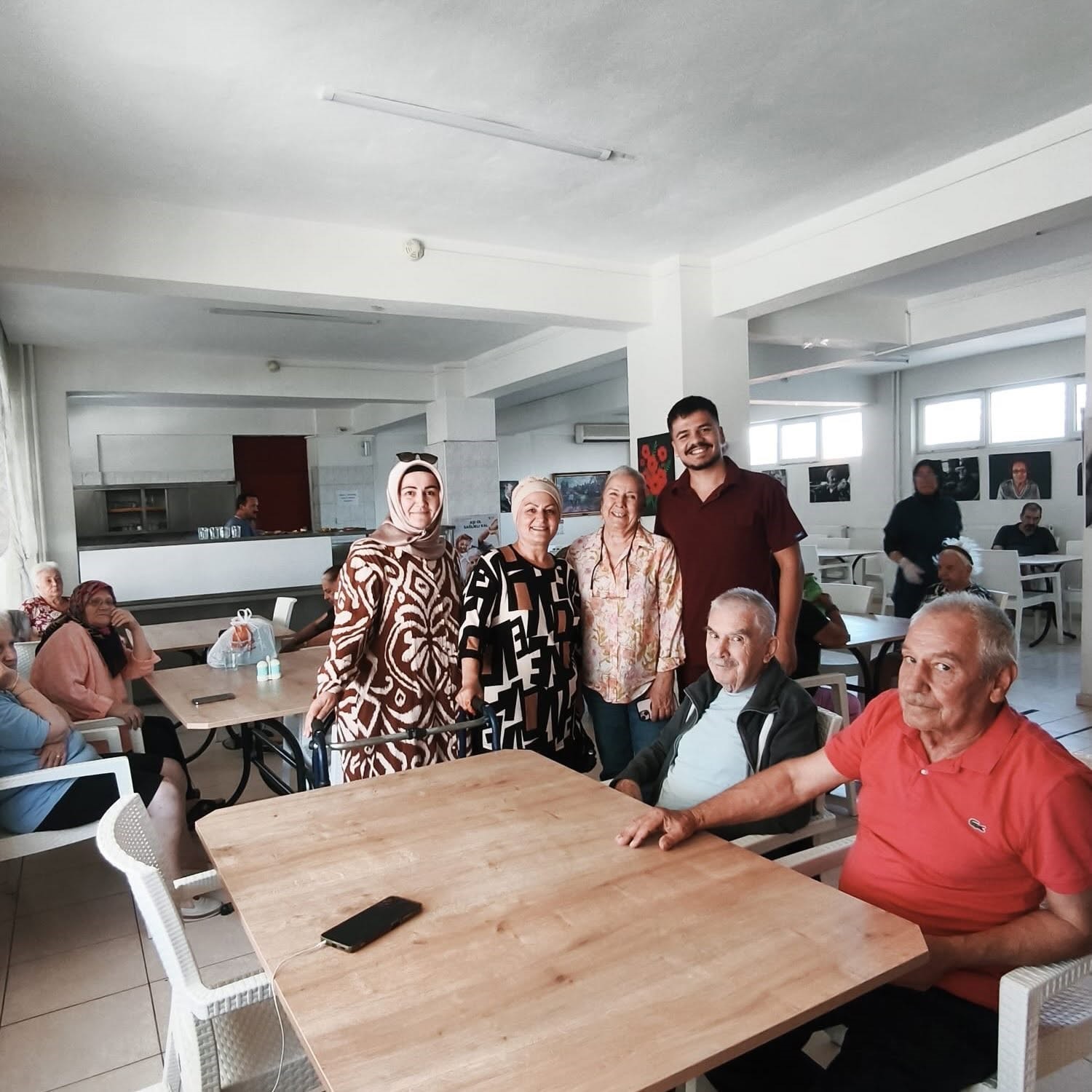 Burhaniye’de kadın muhtardan huzurevi ziyareti