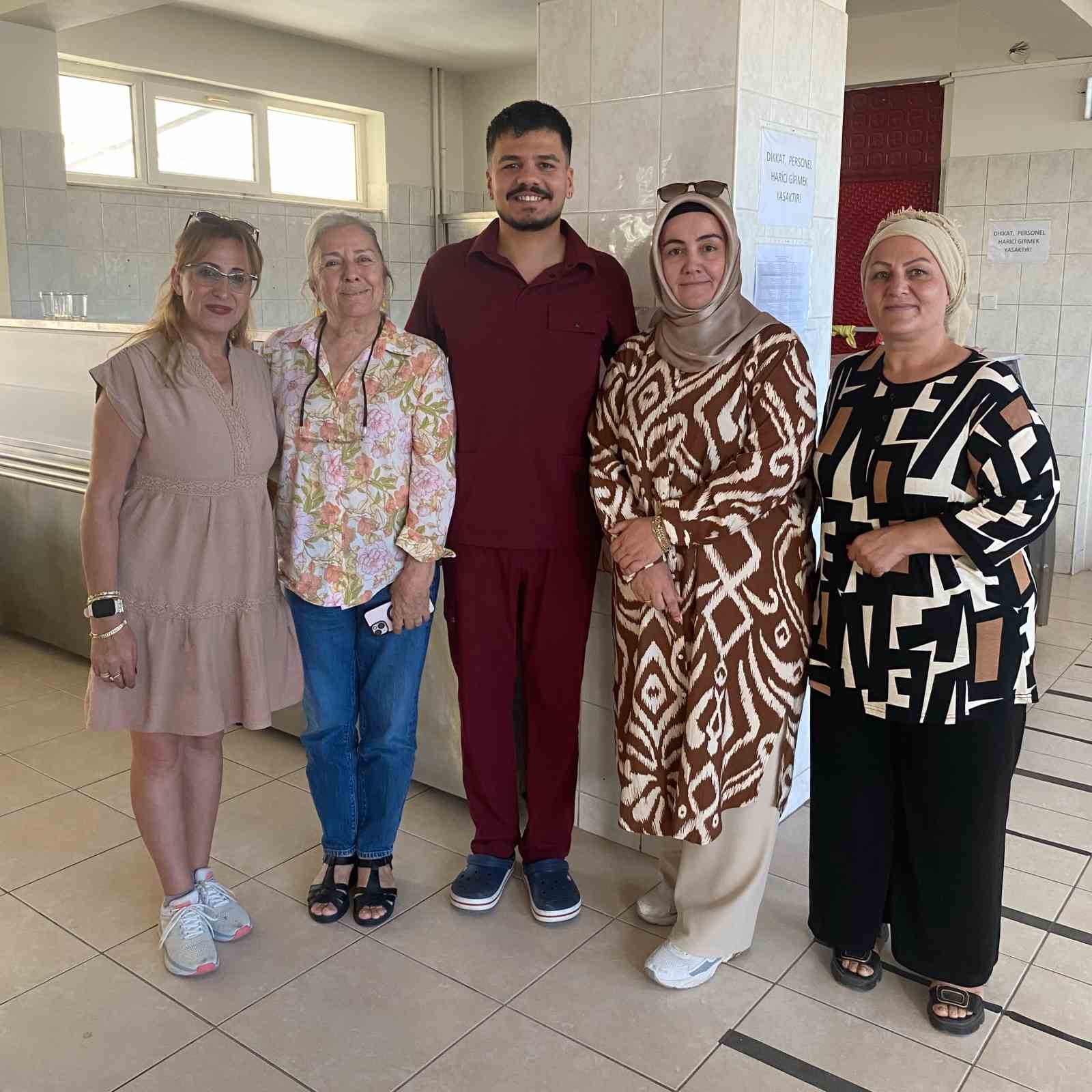 Burhaniye’de kadın muhtardan huzurevi ziyareti