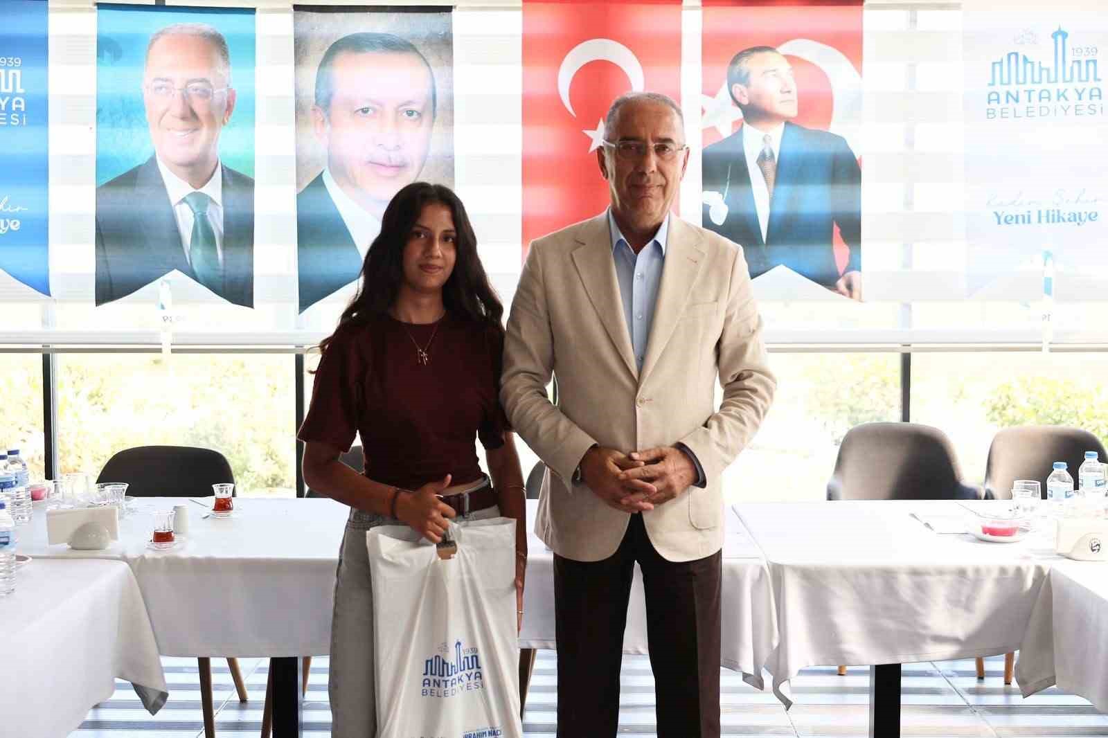 Başkan İbrahim Naci Yapar, YKS’de dereceye giren öğrencilerle bir araya geldi