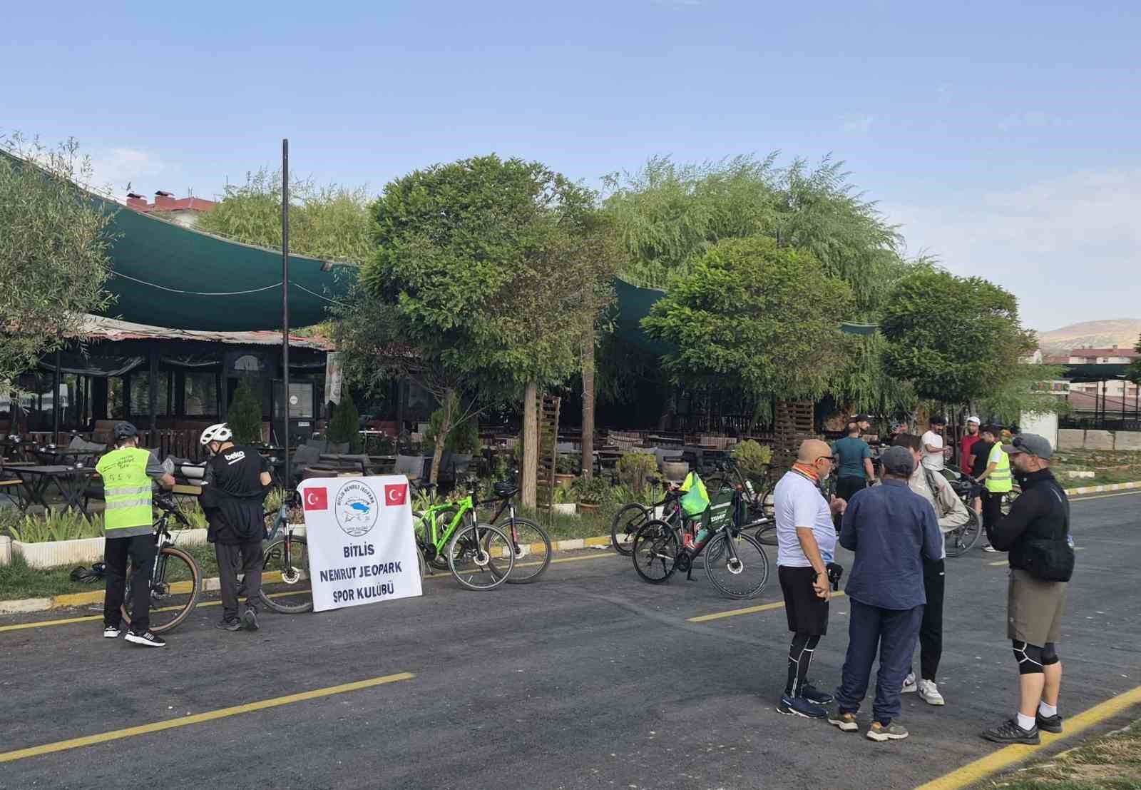 Doğaseverler Van Gölü’nün saklı cennetine pedal çevirdi