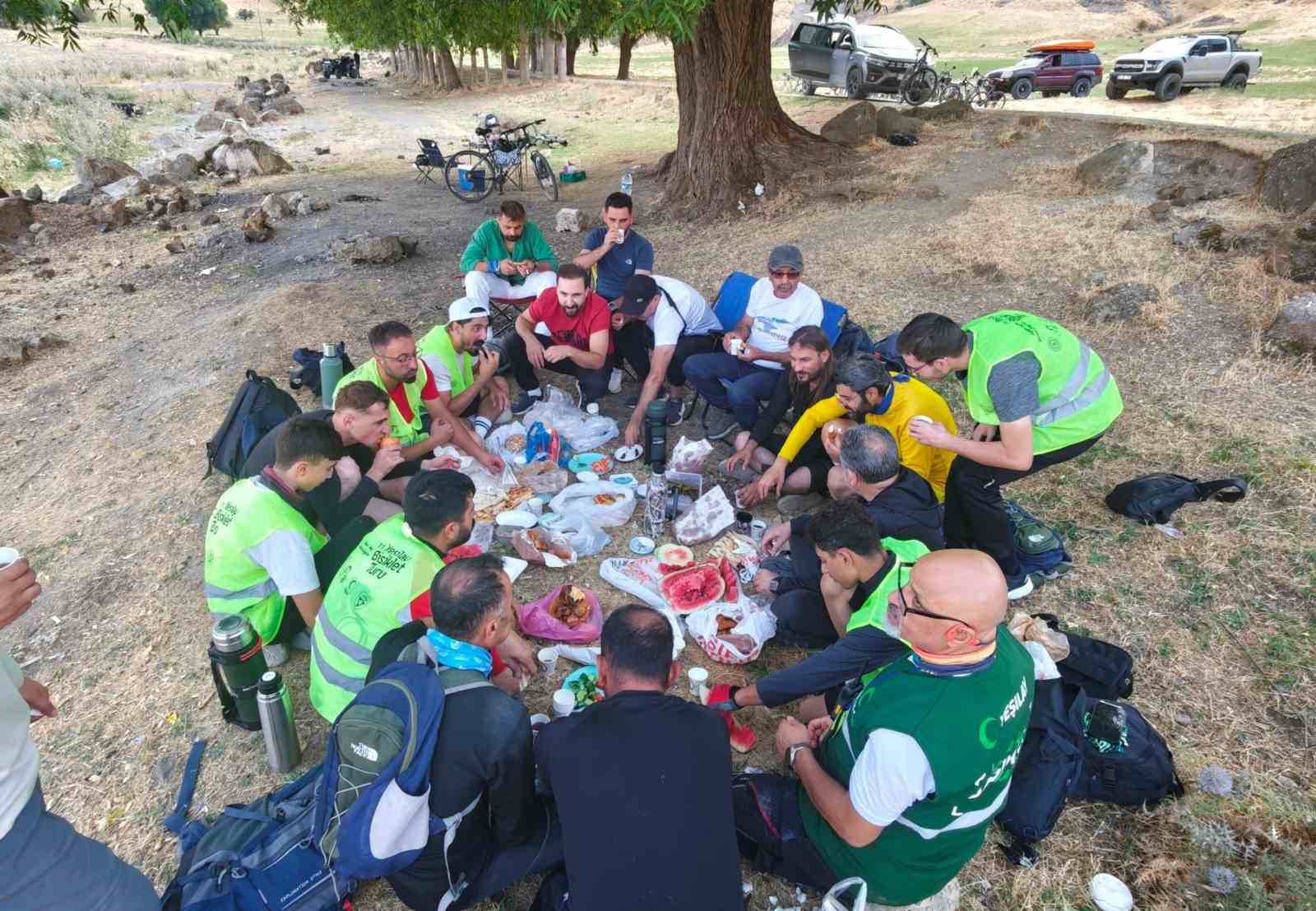 Doğaseverler Van Gölü’nün saklı cennetine pedal çevirdi