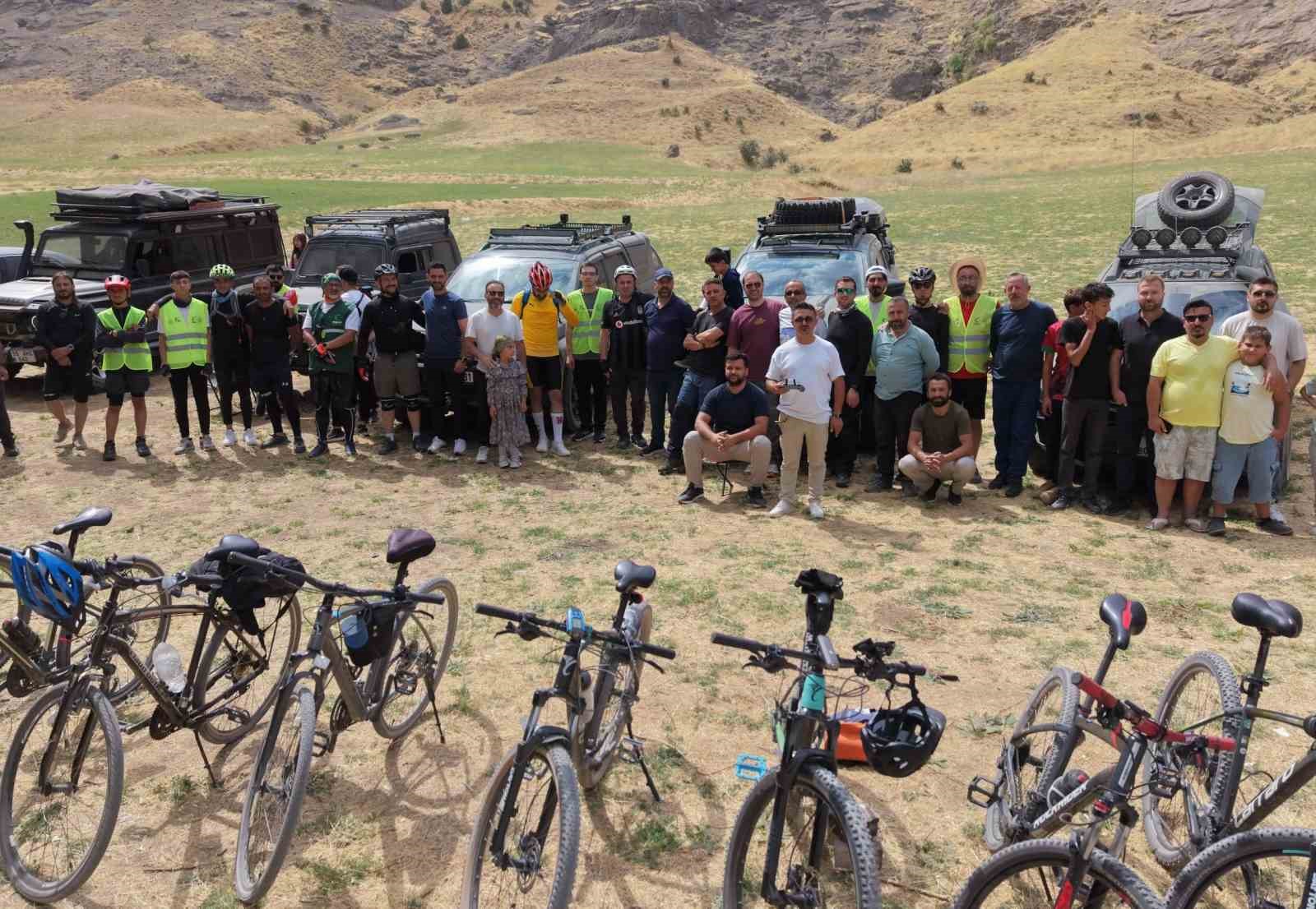 Doğaseverler Van Gölü’nün saklı cennetine pedal çevirdi