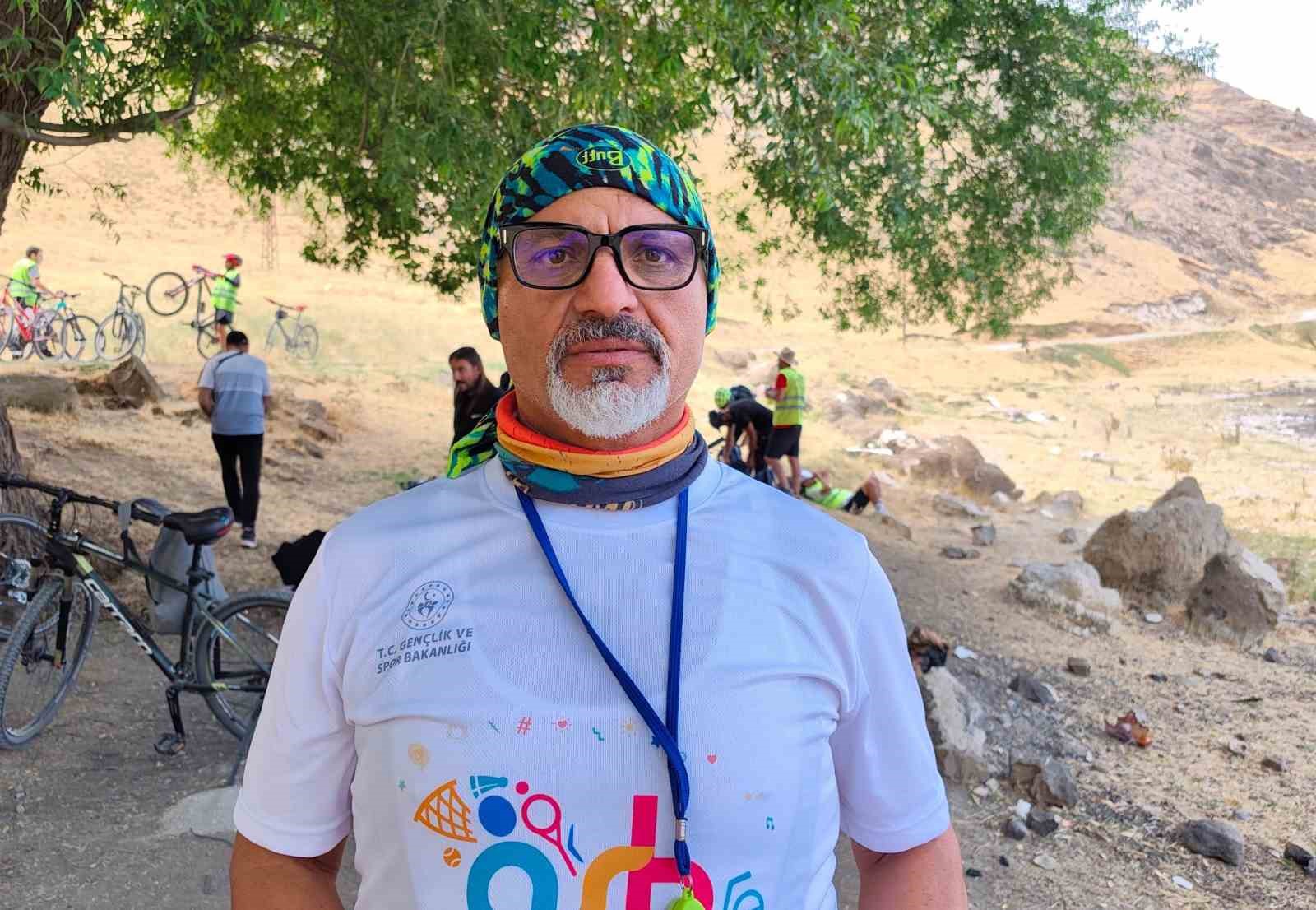 Doğaseverler Van Gölü’nün saklı cennetine pedal çevirdi