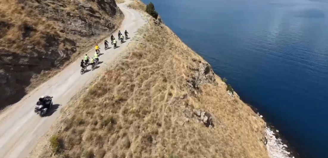 Doğaseverler Van Gölü’nün saklı cennetine pedal çevirdi