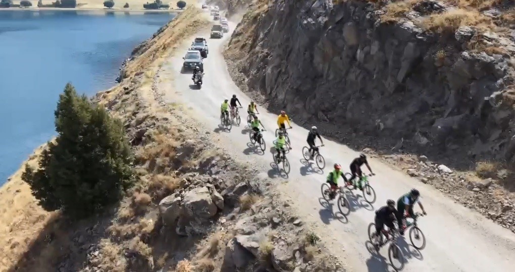 Doğaseverler Van Gölü’nün saklı cennetine pedal çevirdi