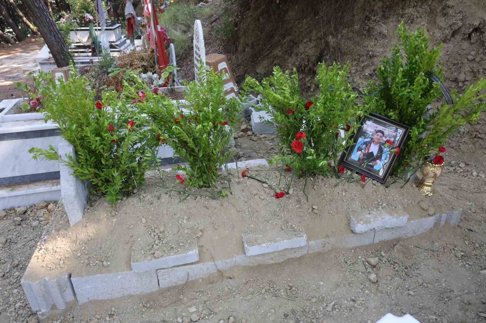 Araç klimasındaki gaz patlaması nedeniyle hayatını kaybeden 13 yaşındaki çırak, son yolculuğuna uğurlandı