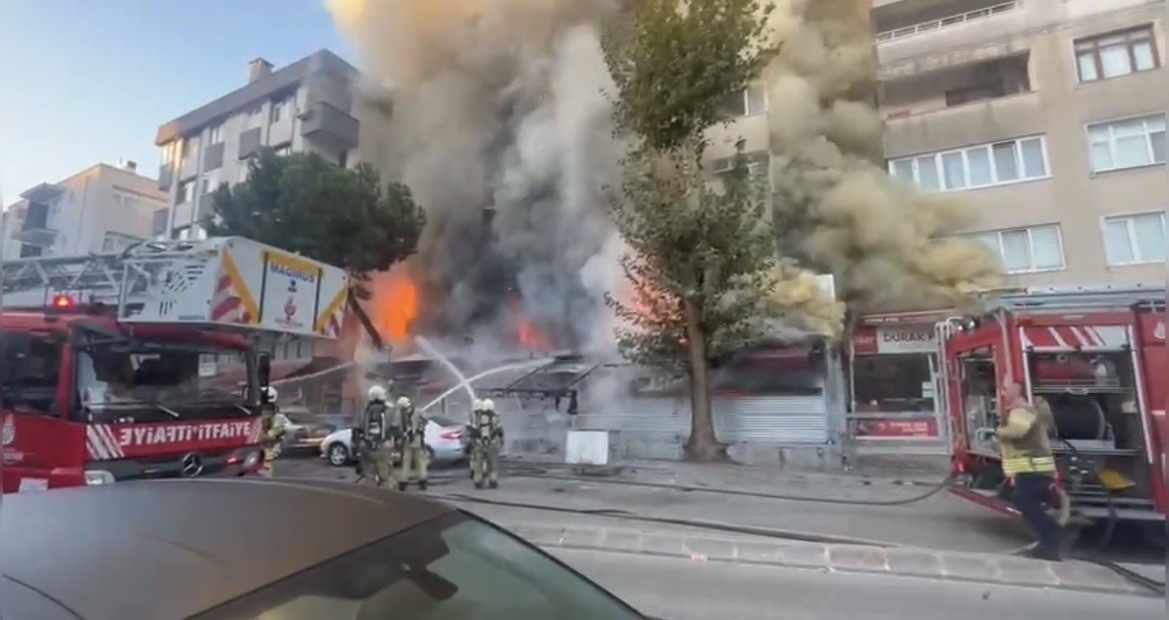 Kartal’da alev alev yanan market kullanılamaz hale geldi
