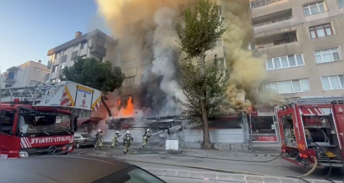 Kartal’da alev alev yanan market kullanılamaz hale geldi