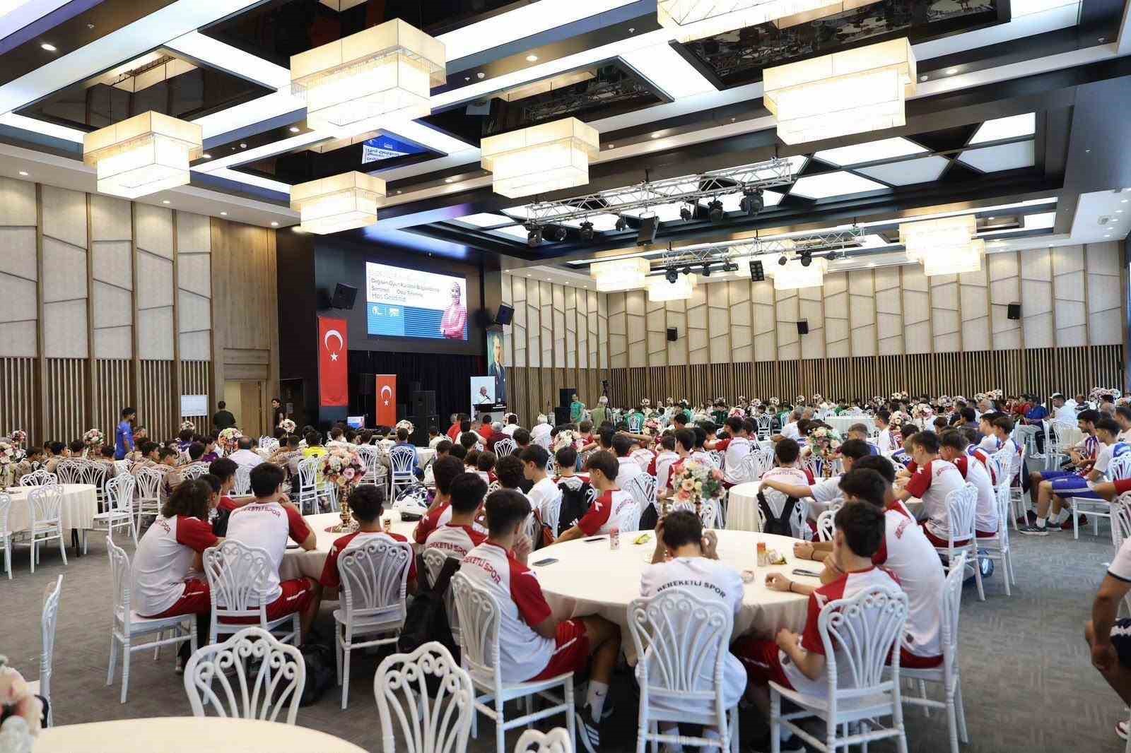 Merkezefendi’de futbolun yeni sezon kuralları konuşuldu
