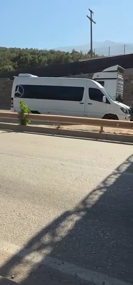 Ters şeride giren servis minibüsü tehlike saçtı