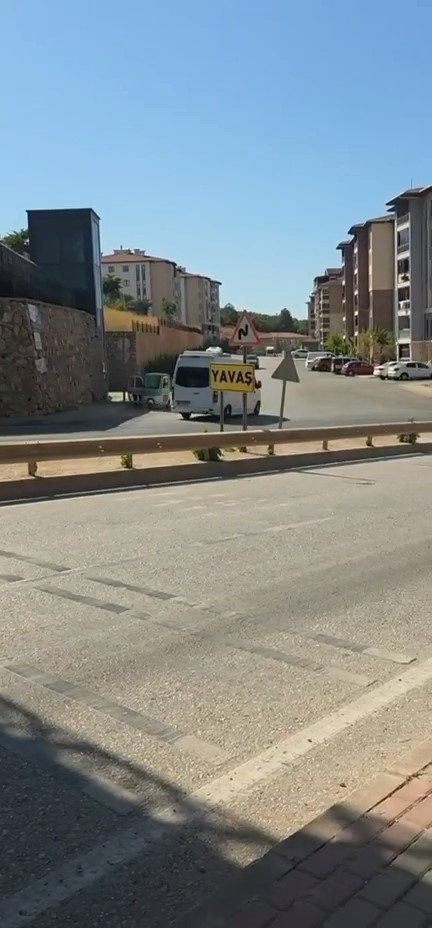 Ters şeride giren servis minibüsü tehlike saçtı