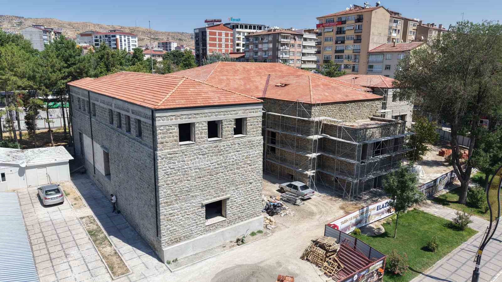 Tarihi öğretmenevinde restorasyon çalışmaları devam ediyor