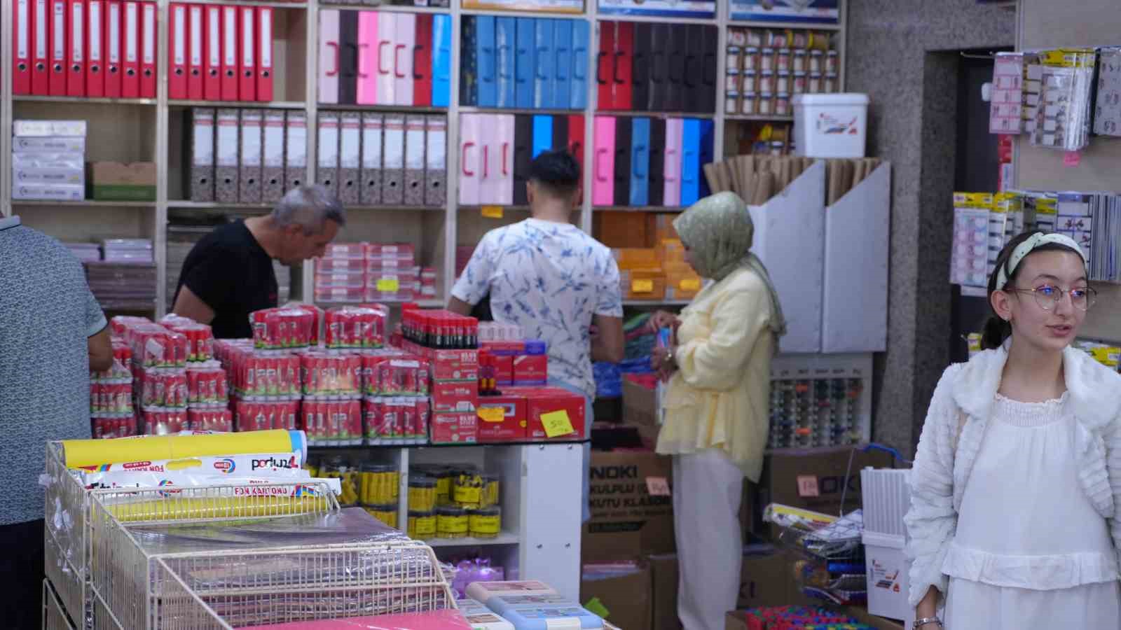 Başkentte okul alışverişi hareketliliği başladı