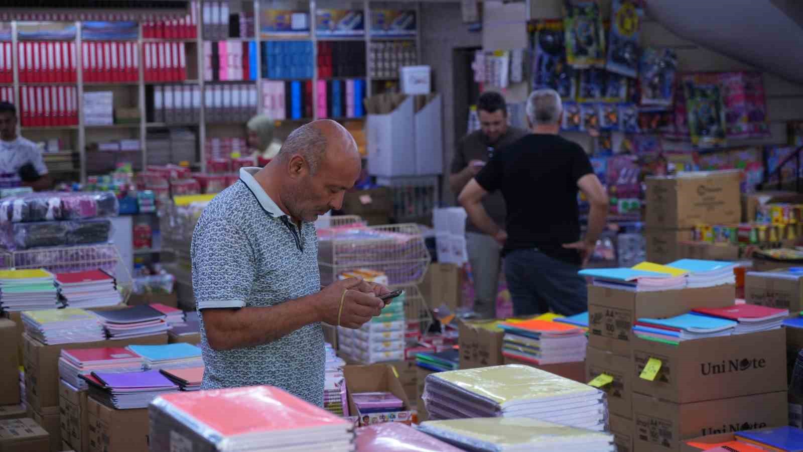 Başkentte okul alışverişi hareketliliği başladı