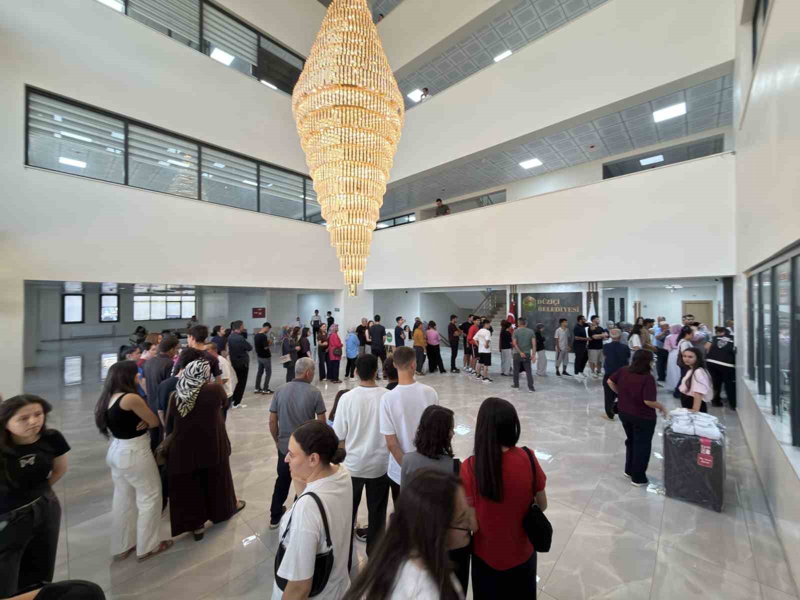 Osmaniye’de üniversiteyi kazanan gençlere valiz ve havlu desteği
