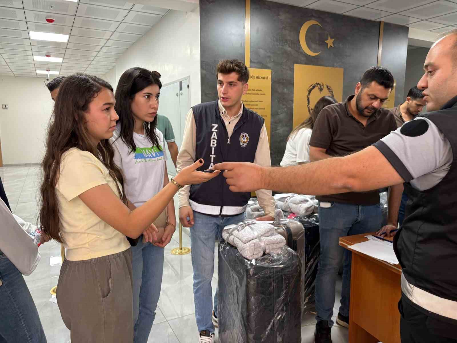 Osmaniye’de üniversiteyi kazanan gençlere valiz ve havlu desteği