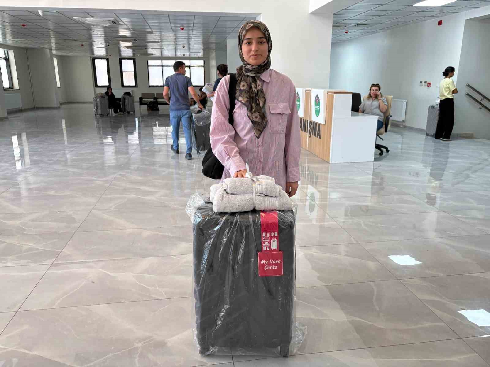 Osmaniye’de üniversiteyi kazanan gençlere valiz ve havlu desteği