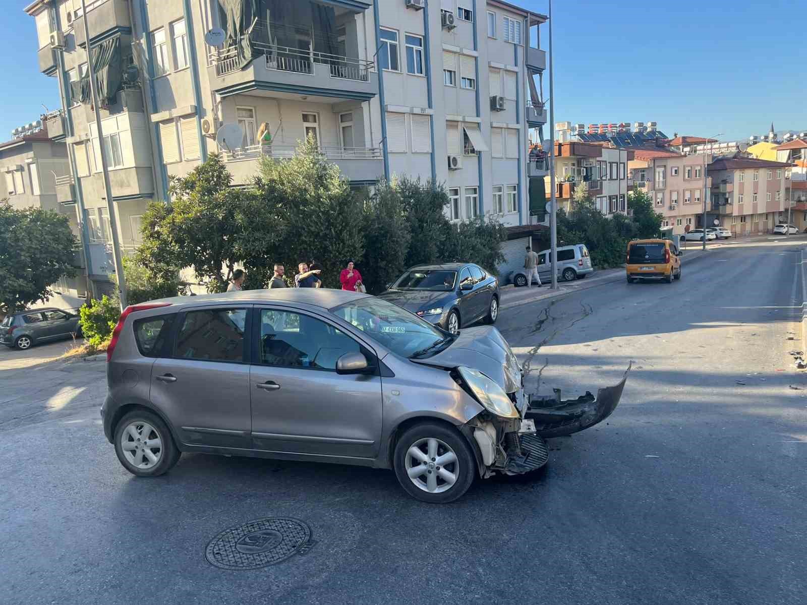 Antalya’da otomobilin taksiye çarptığı kaza anı araç kamerasına yansıdı