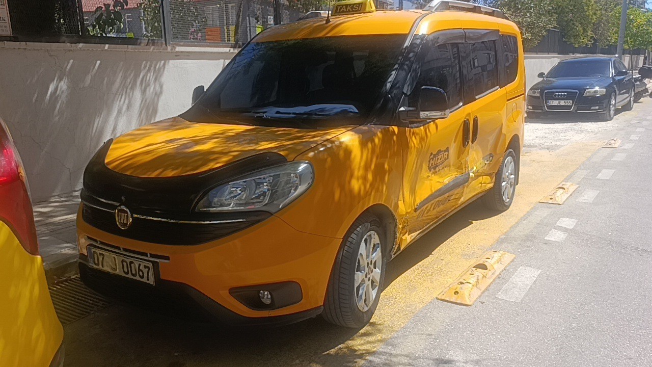 Antalya’da otomobilin taksiye çarptığı kaza anı araç kamerasına yansıdı