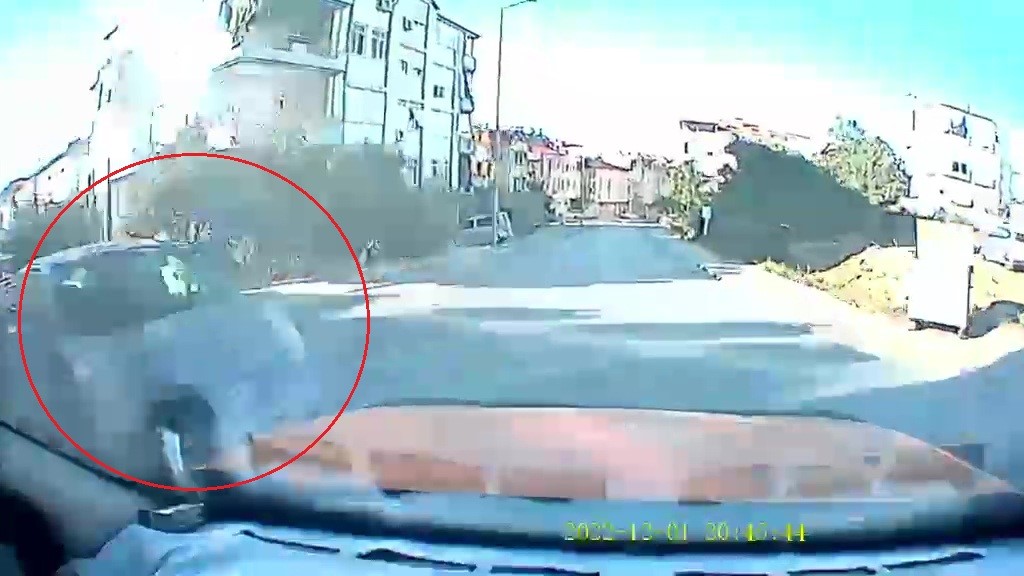 Antalya’da otomobilin taksiye çarptığı kaza anı araç kamerasına yansıdı