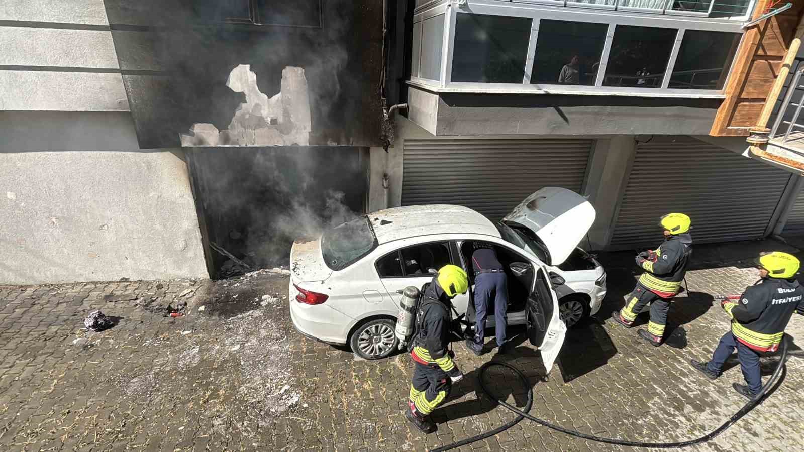 Garajda hava kompresörü yangın çıkarttı, otomobil ve apartman hasar aldı: 3 kişi dumandan etkilendi