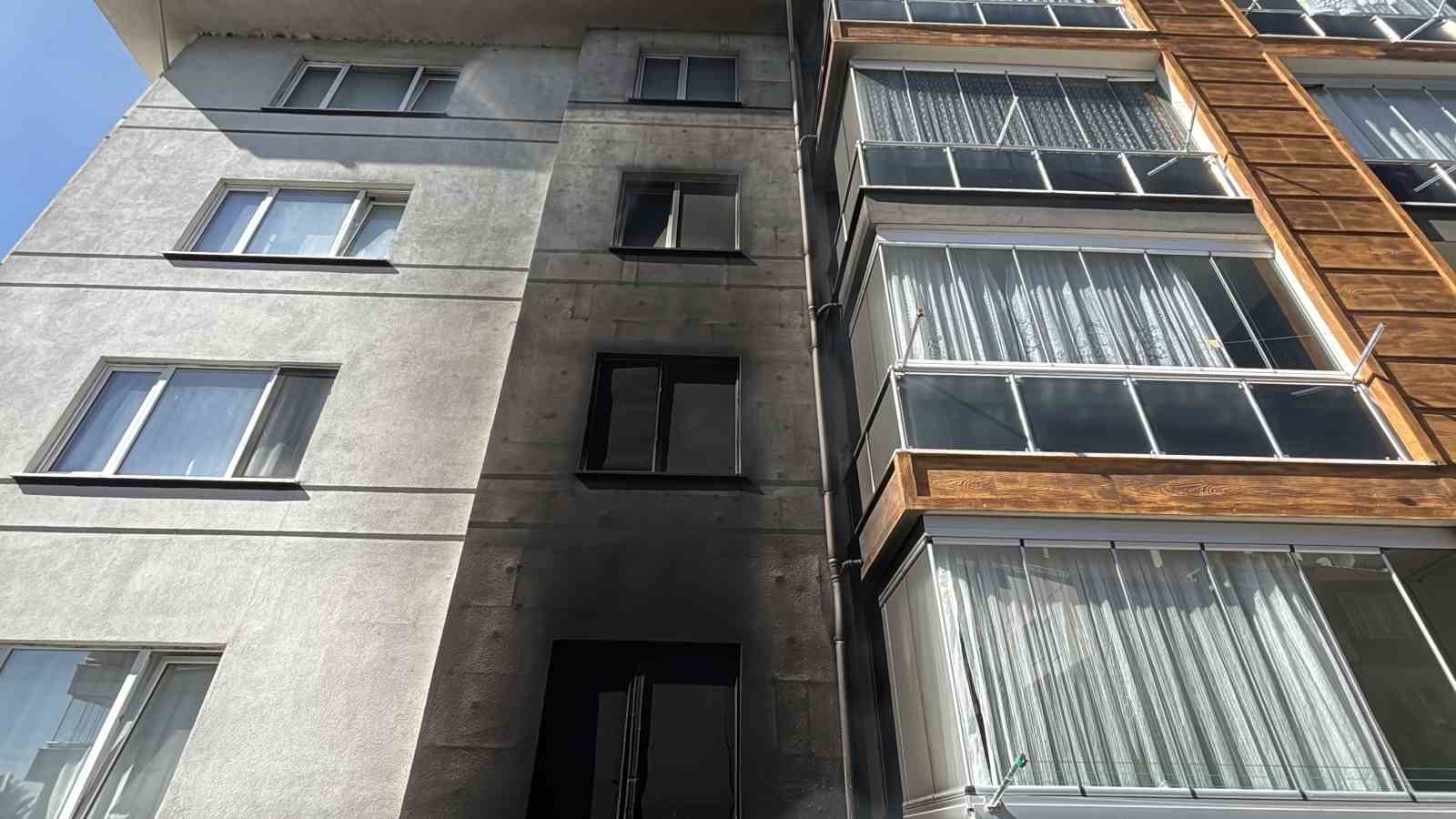 Garajda hava kompresörü yangın çıkarttı, otomobil ve apartman hasar aldı: 3 kişi dumandan etkilendi