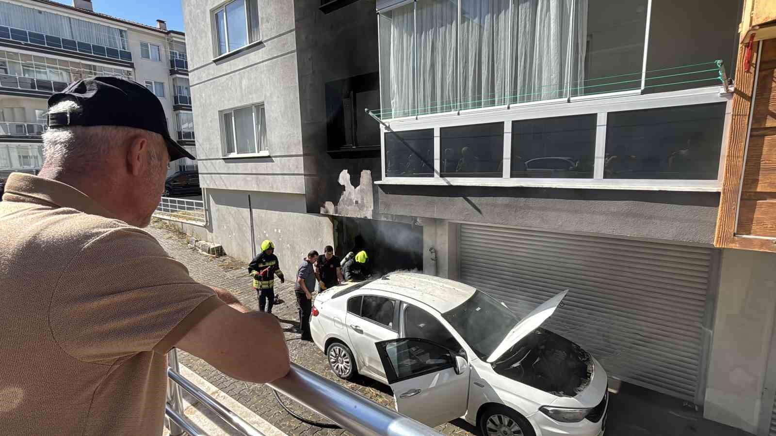 Garajda hava kompresörü yangın çıkarttı, otomobil ve apartman hasar aldı: 3 kişi dumandan etkilendi