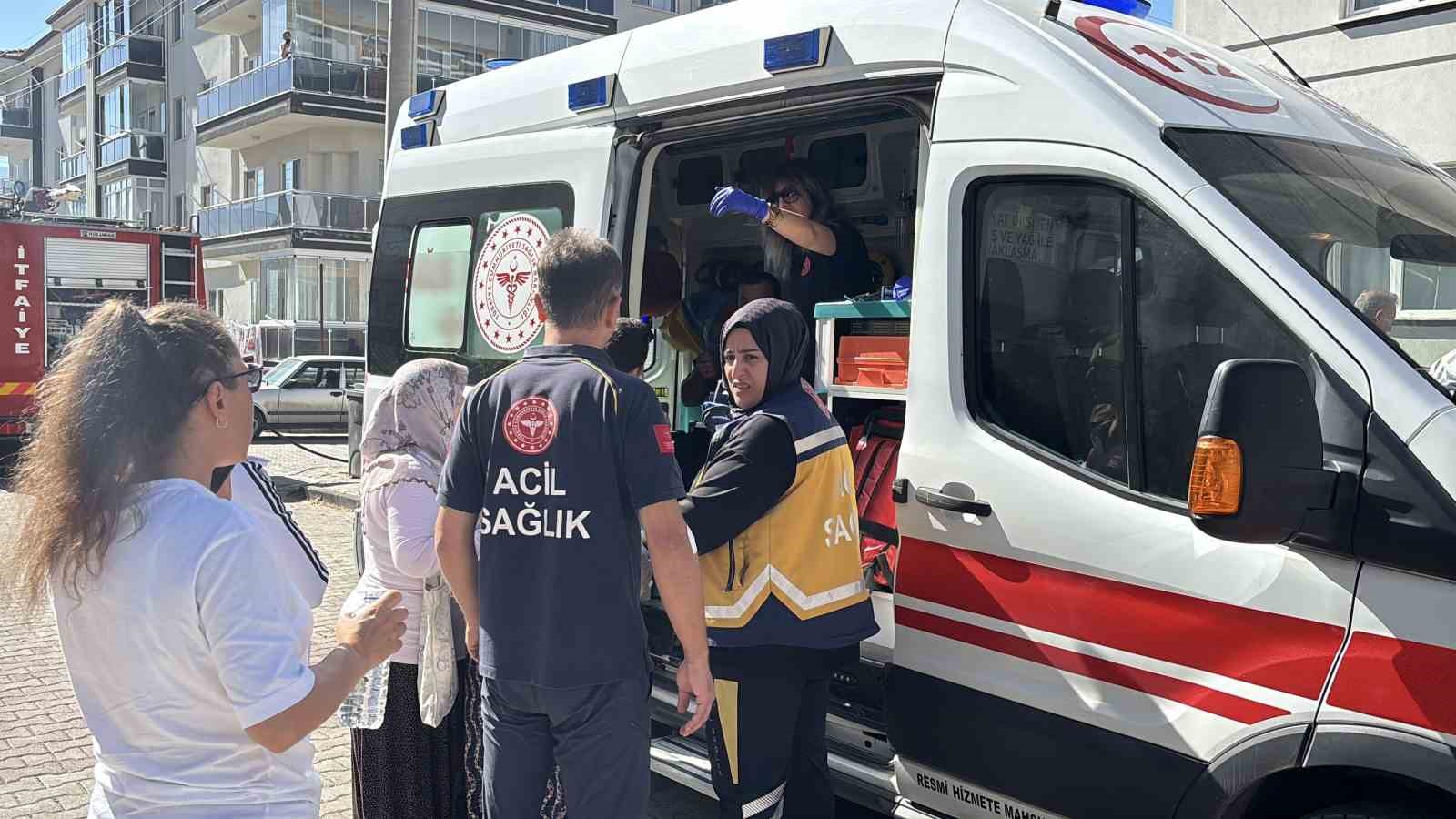 Garajda hava kompresörü yangın çıkarttı, otomobil ve apartman hasar aldı: 3 kişi dumandan etkilendi