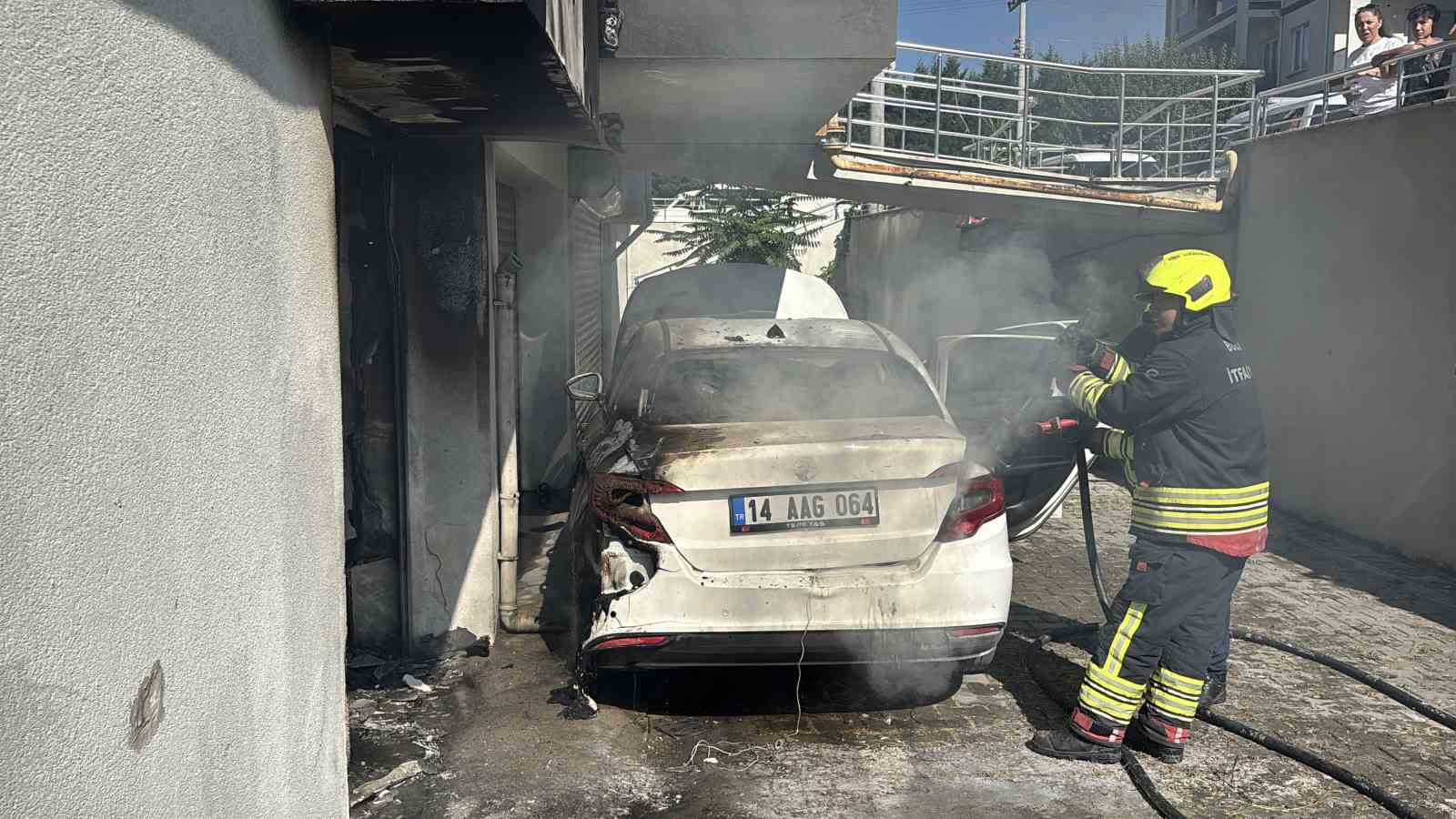 Garajda hava kompresörü yangın çıkarttı, otomobil ve apartman hasar aldı: 3 kişi dumandan etkilendi