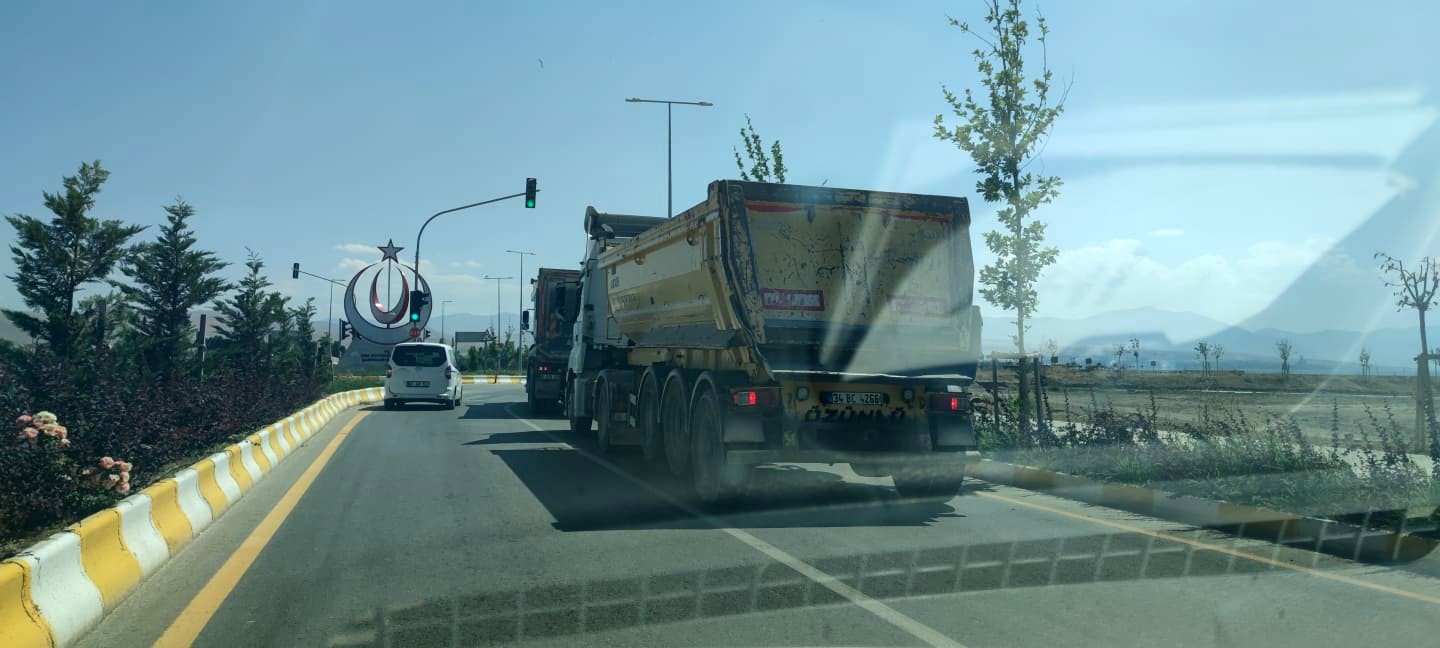 Van Gölü sahil yolunda tehlike büyüyor