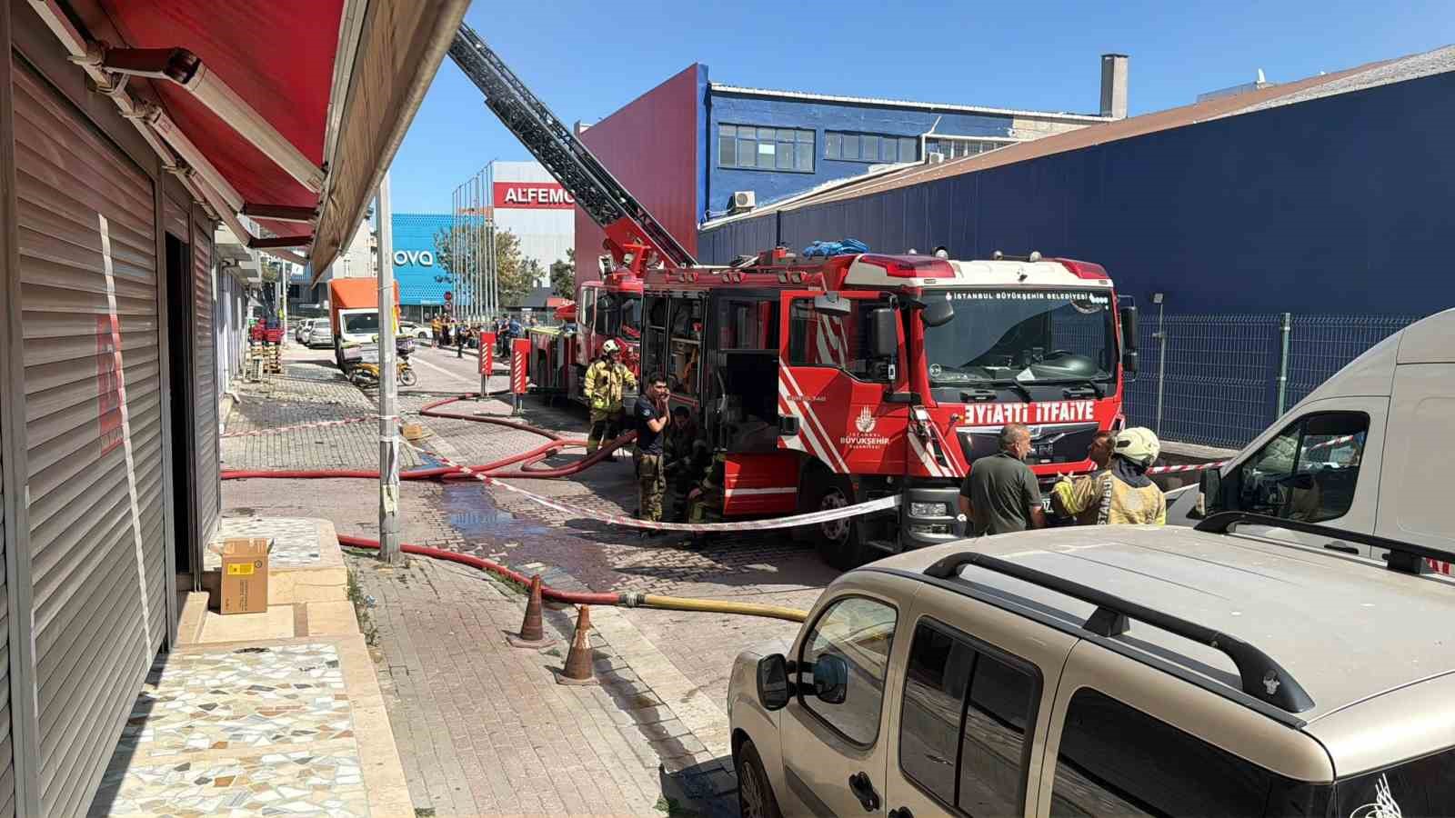 Avcılar’da tadilat sırasında çıkan yangın çatıyı sardı