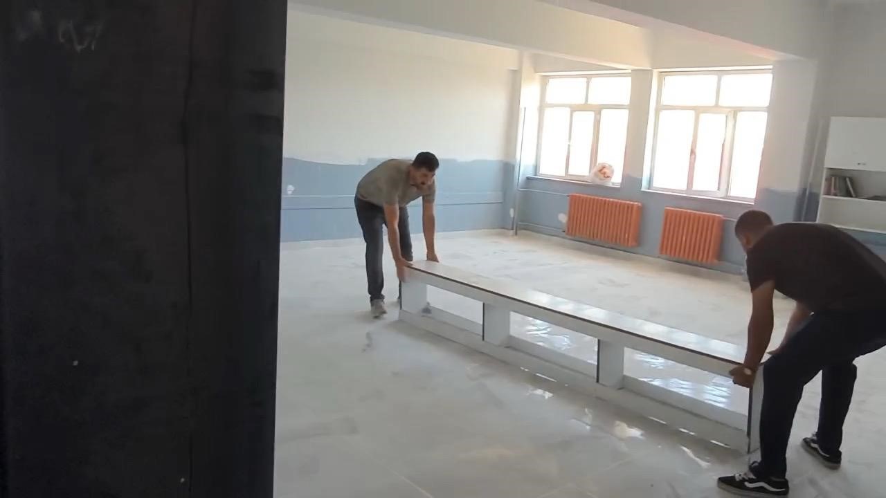 Van’da öğretmenler okulun yükünü birlikte omuzladı
