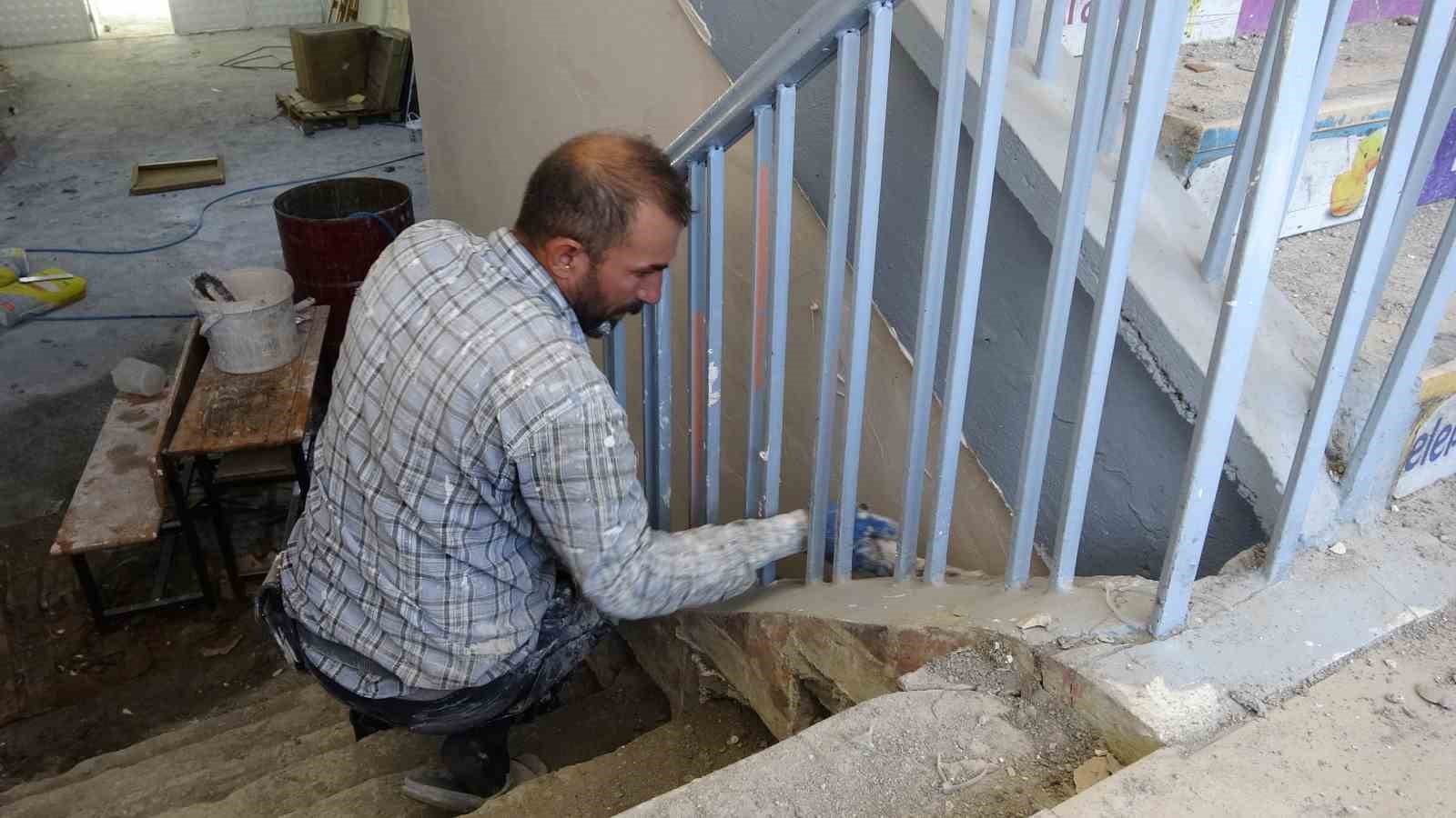 Van’da öğretmenler okulun yükünü birlikte omuzladı
