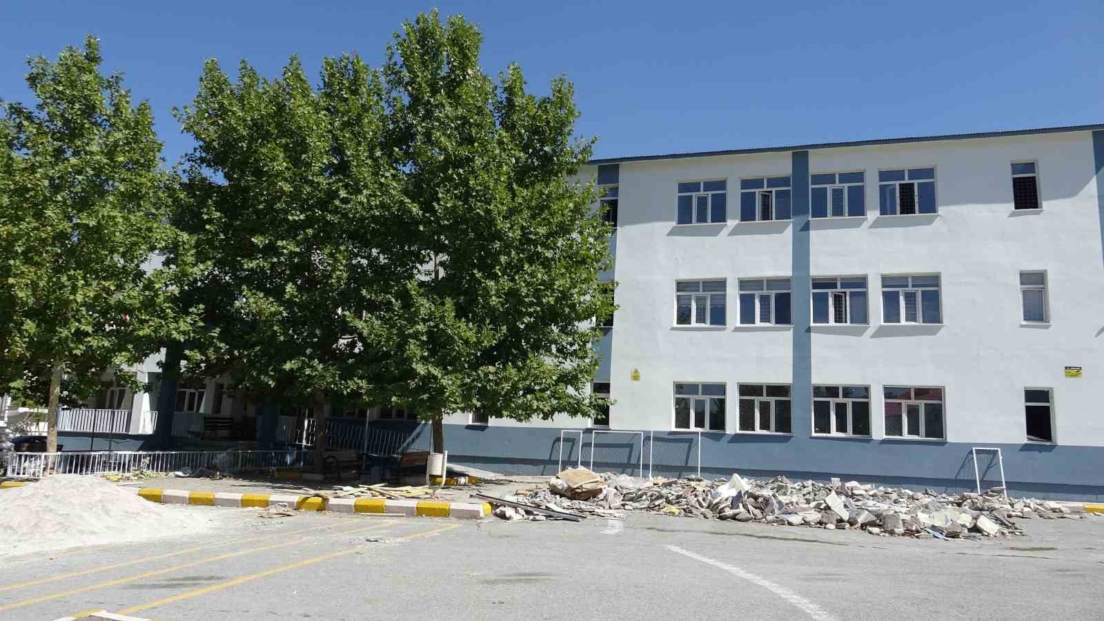 Van’da öğretmenler okulun yükünü birlikte omuzladı