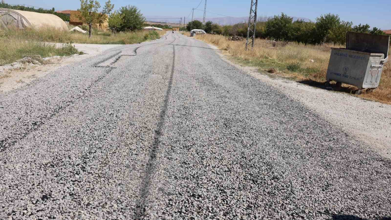 Akçadağ’da yol çalışmaları sürüyor
