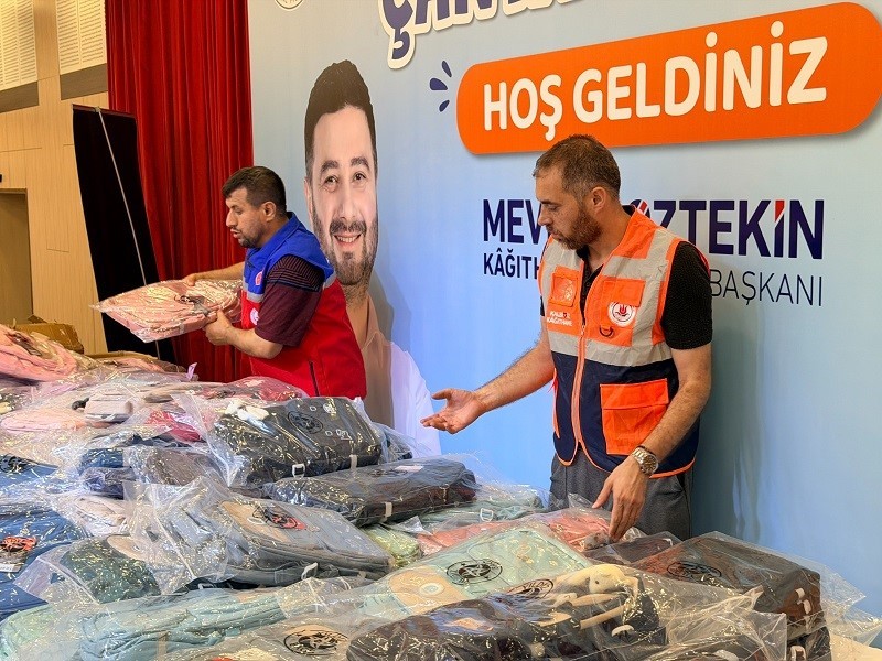 Kağıthane Belediyesi’nden öğrencilere çanta ve kırtasiye desteği