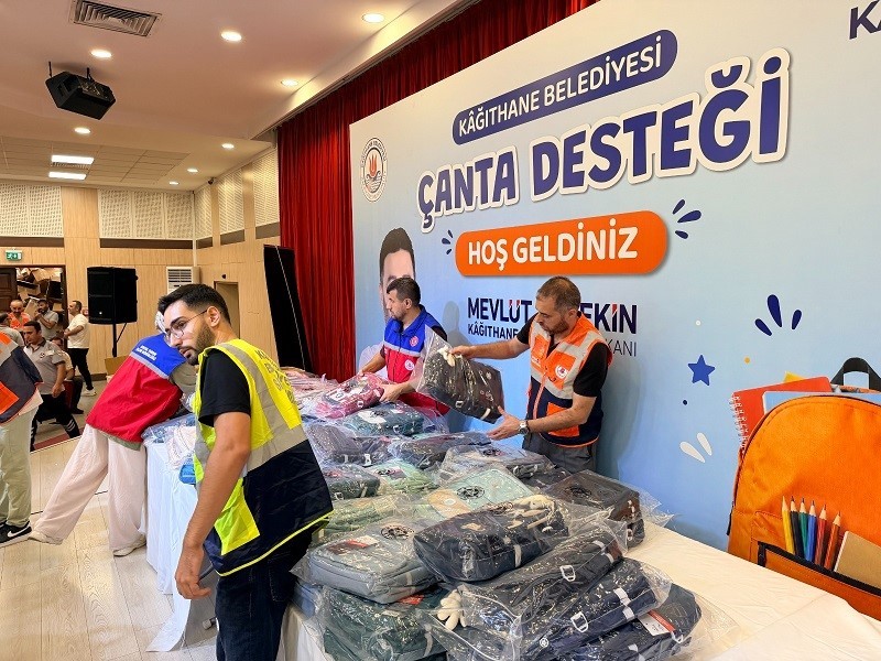 Kağıthane Belediyesi’nden öğrencilere çanta ve kırtasiye desteği