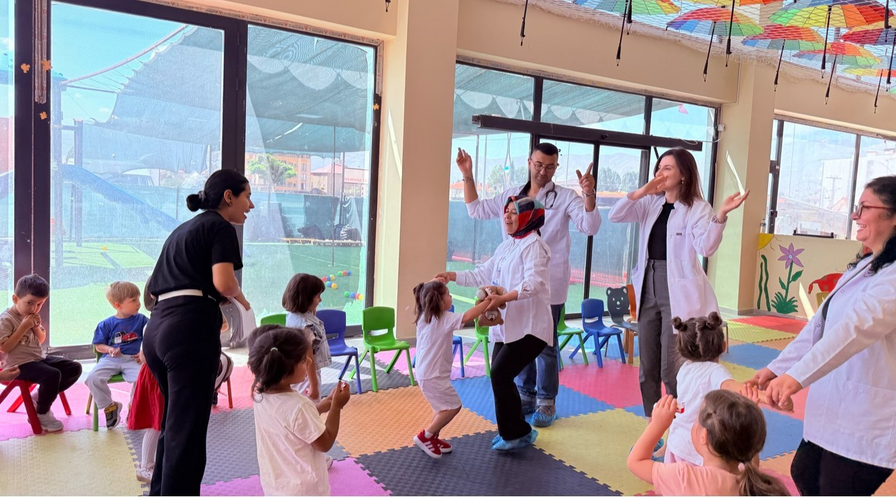 Yüksekova’da minik öğrencilere yönelik el hijyeni ve ağız-diş sağlığı eğitimi