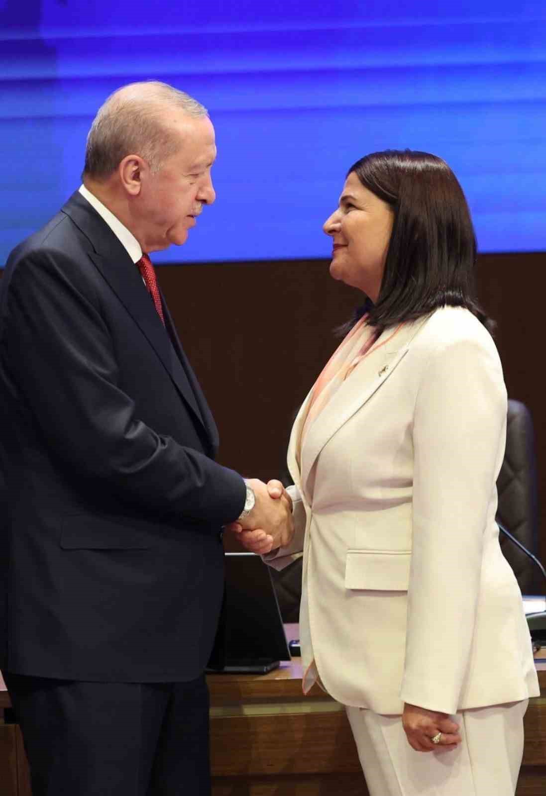 Foça Belediye Başkanı Saniye Bora Fıçı AK Parti’ye katıldı