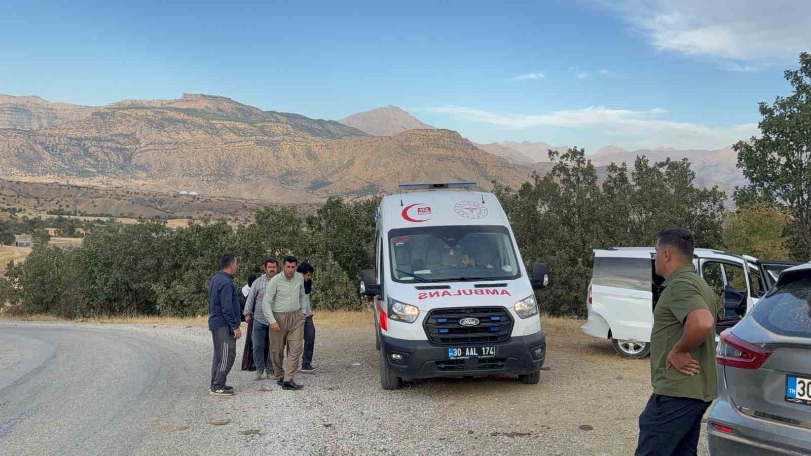 Derecik’te takla atan otomobilde karı koca yaralandı