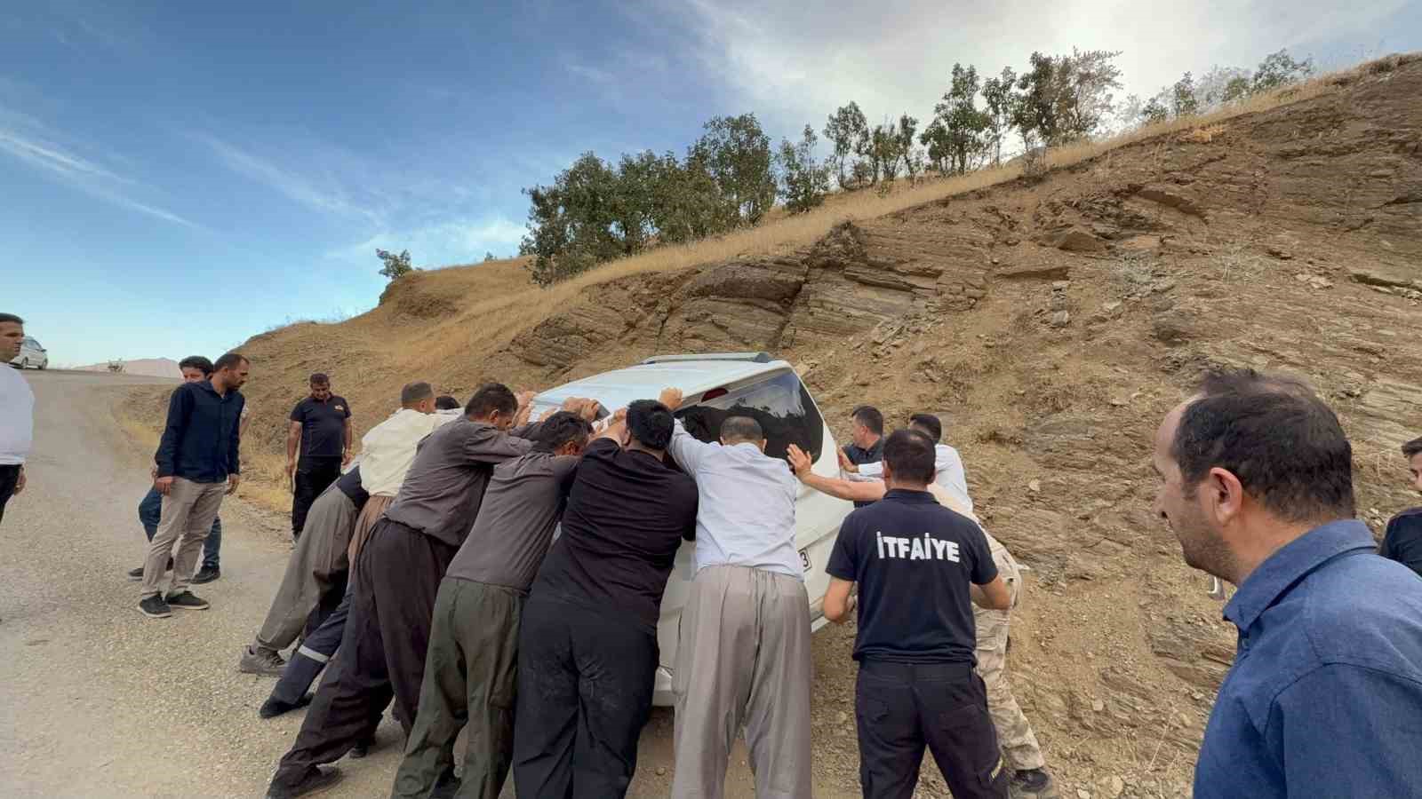 Derecik’te takla atan otomobilde karı koca yaralandı