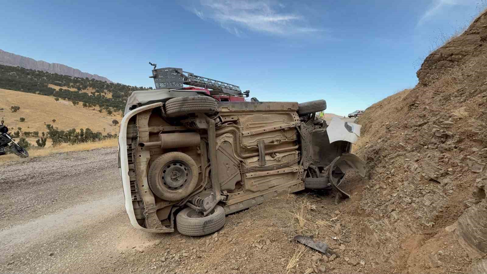 Derecik’te takla atan otomobilde karı koca yaralandı