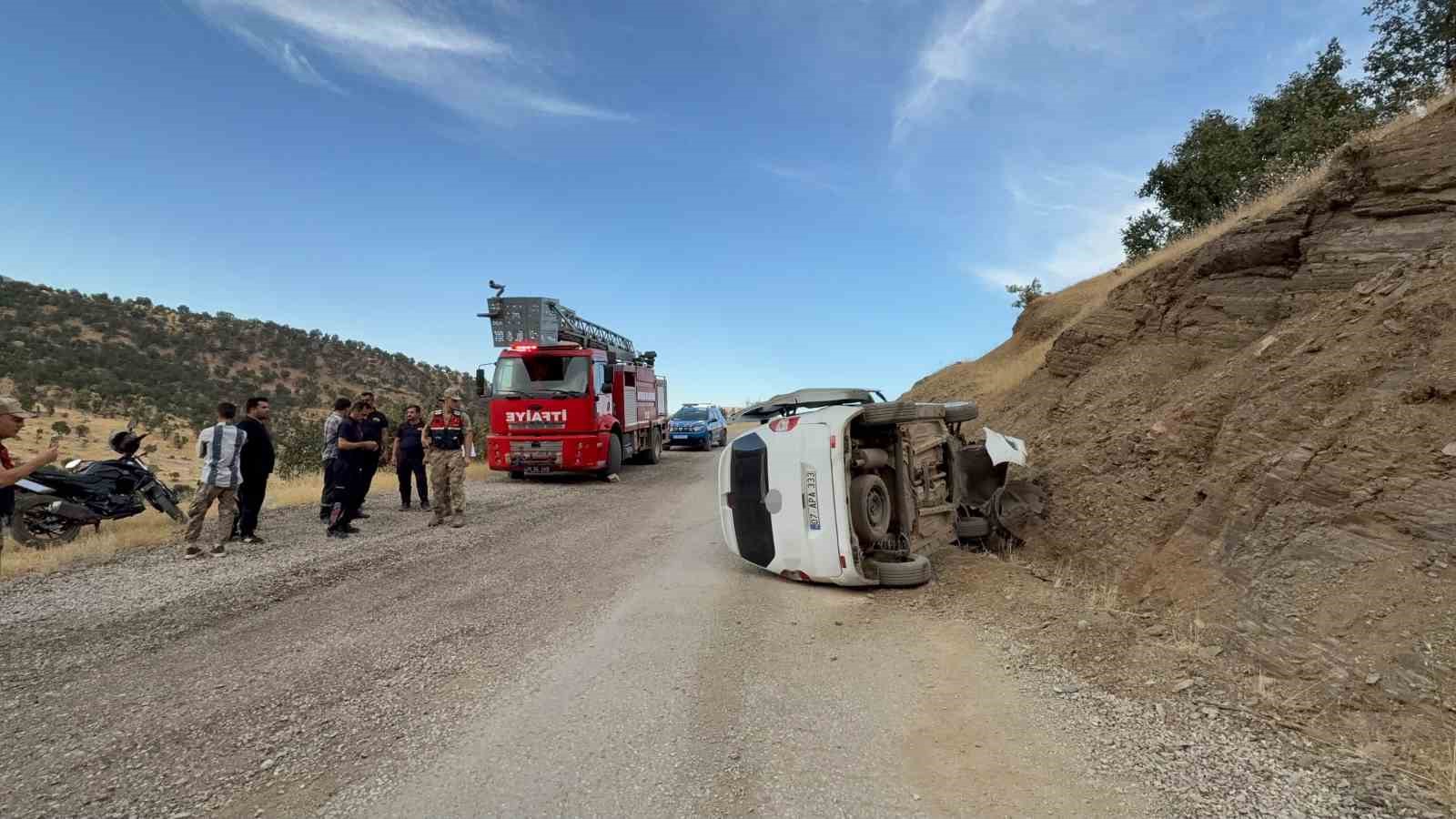 Derecik’te takla atan otomobilde karı koca yaralandı