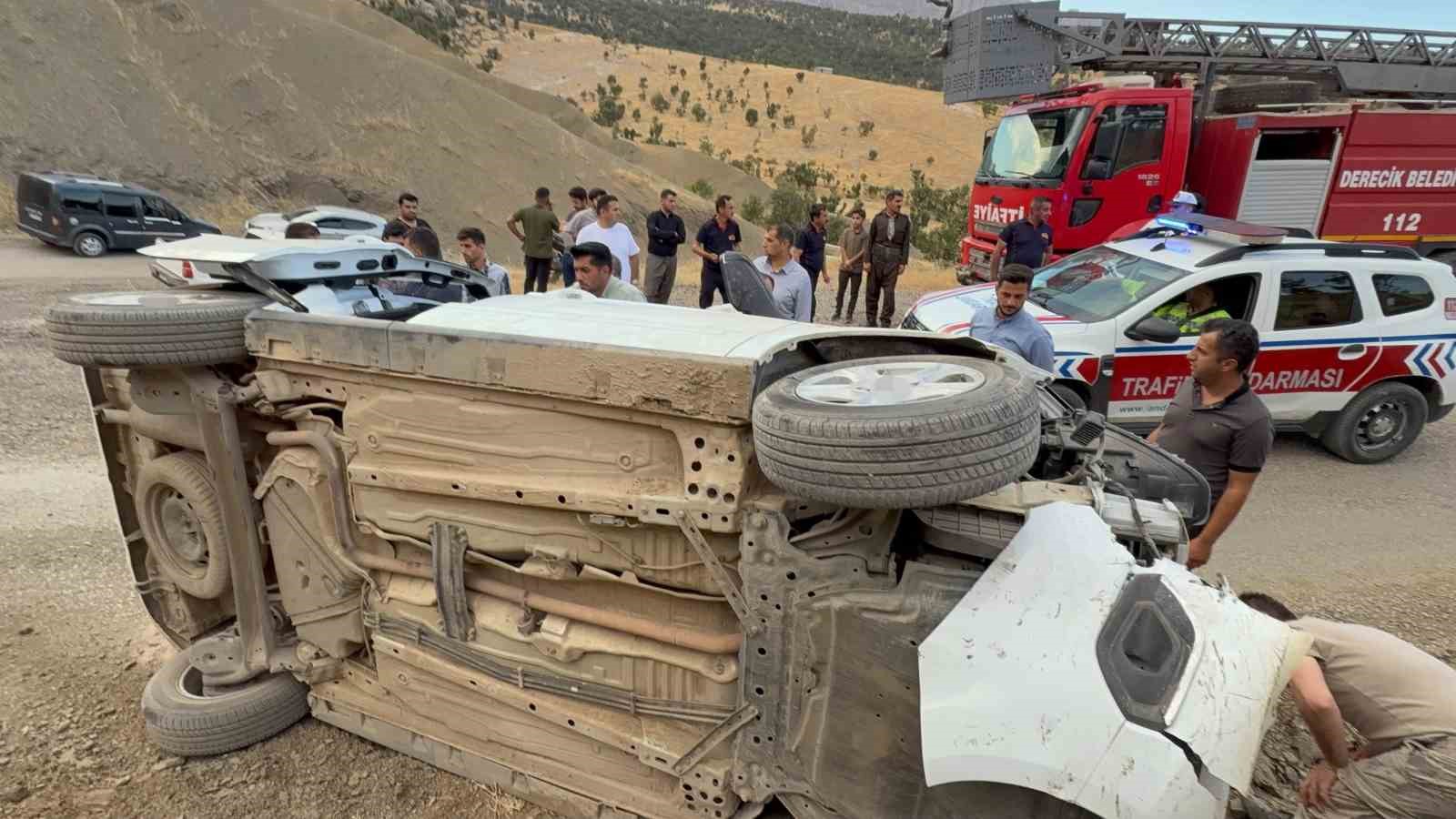 Derecik’te takla atan otomobilde karı koca yaralandı