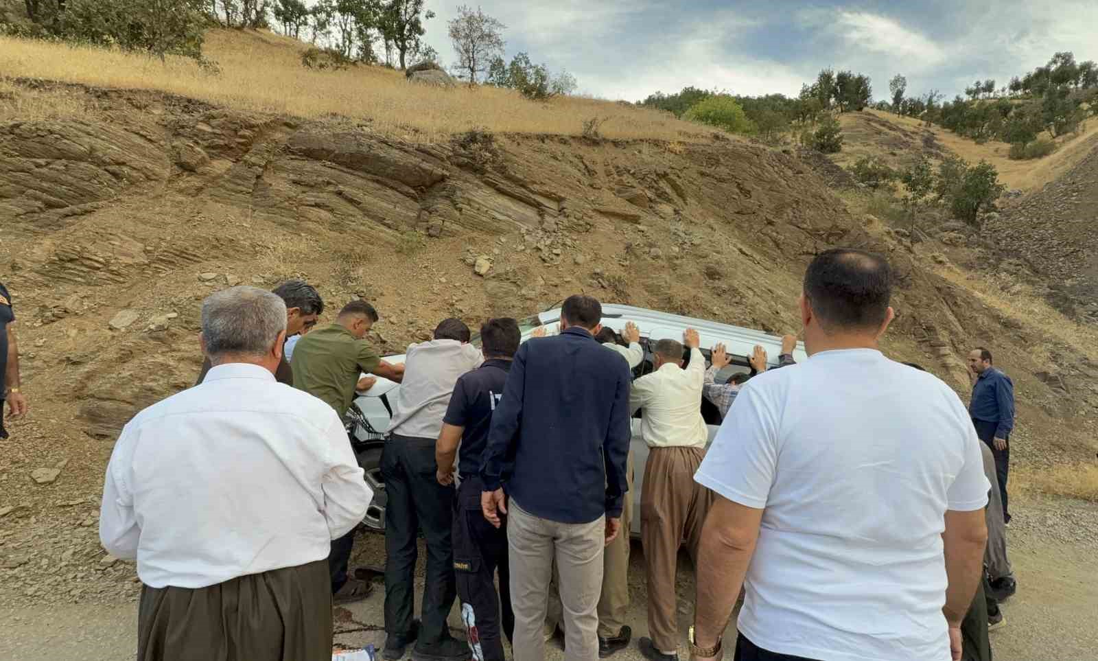 Derecik’te takla atan otomobilde karı koca yaralandı