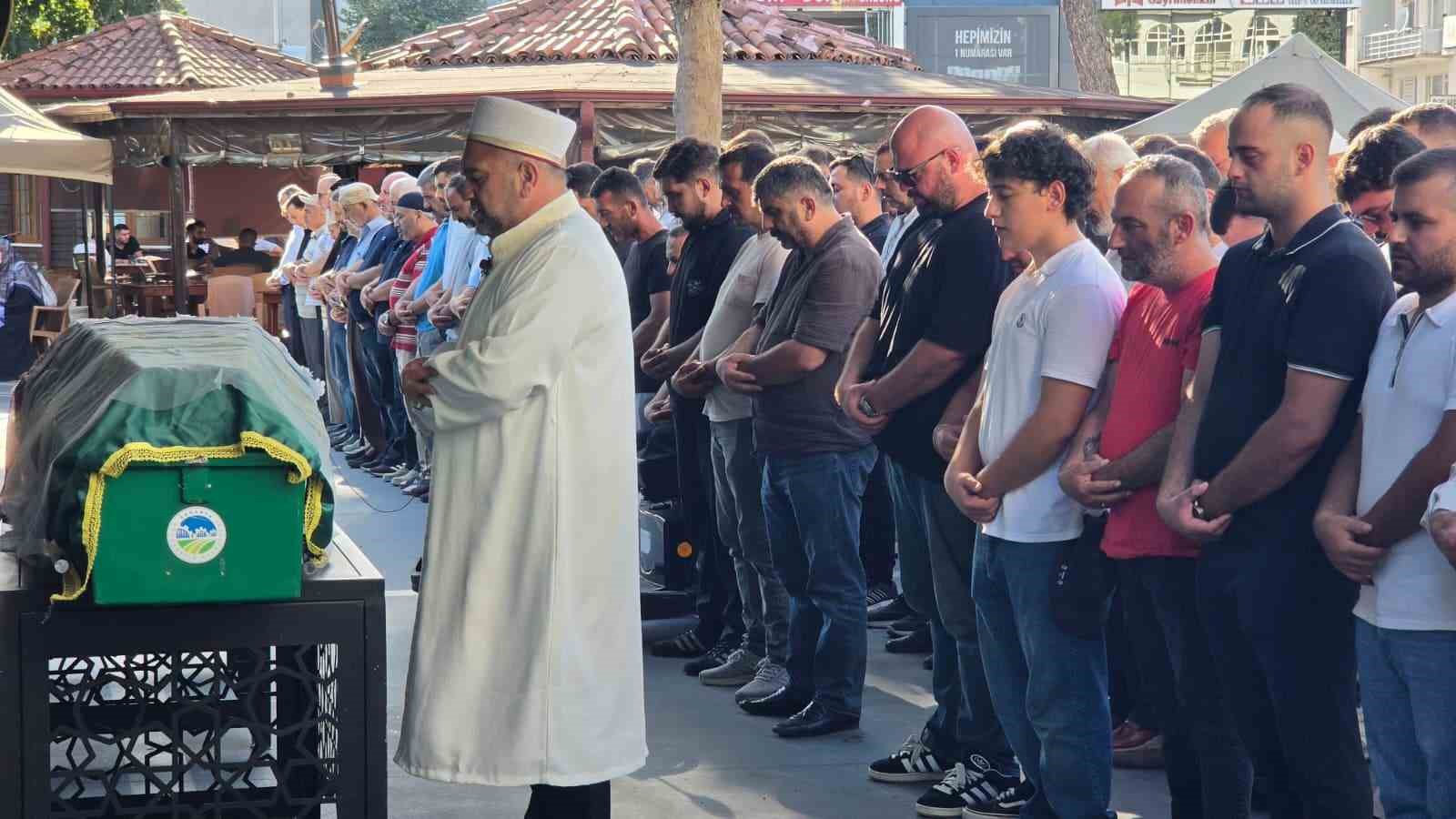 Yolun karşısına geçmek isterken canından olan genç kız son yolculuğuna uğurlandı