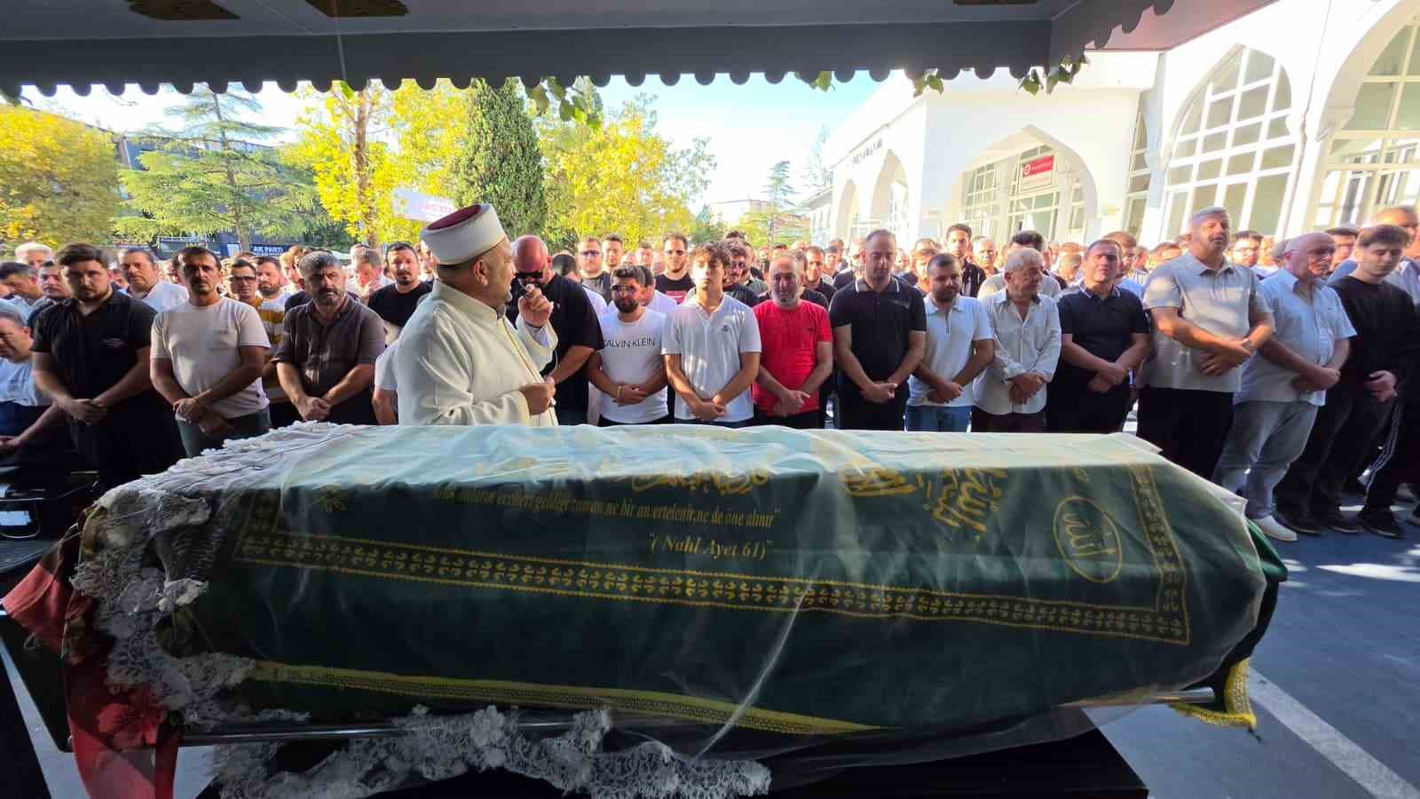 Yolun karşısına geçmek isterken canından olan genç kız son yolculuğuna uğurlandı