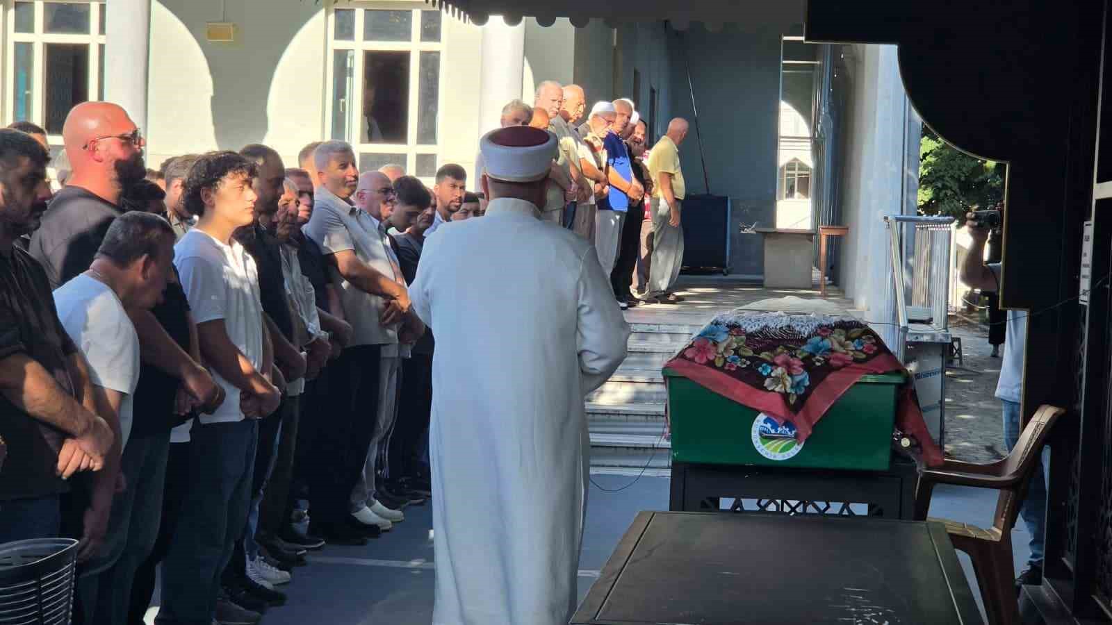 Yolun karşısına geçmek isterken canından olan genç kız son yolculuğuna uğurlandı