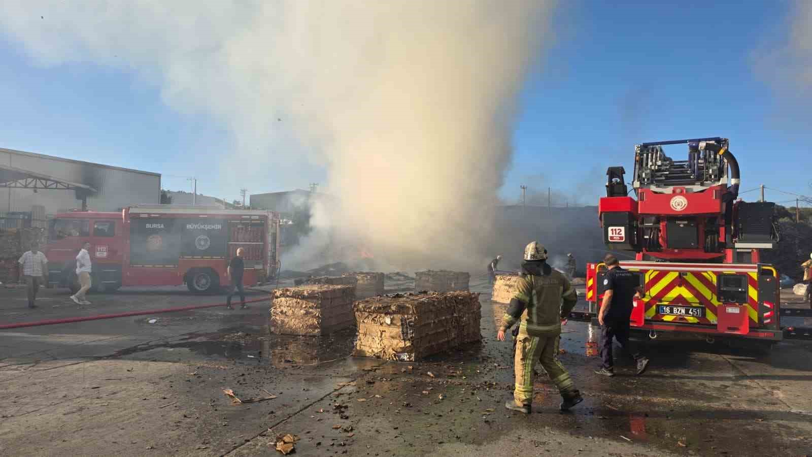 Bursa’da geri dönüşüm deposunda korkutan yangın