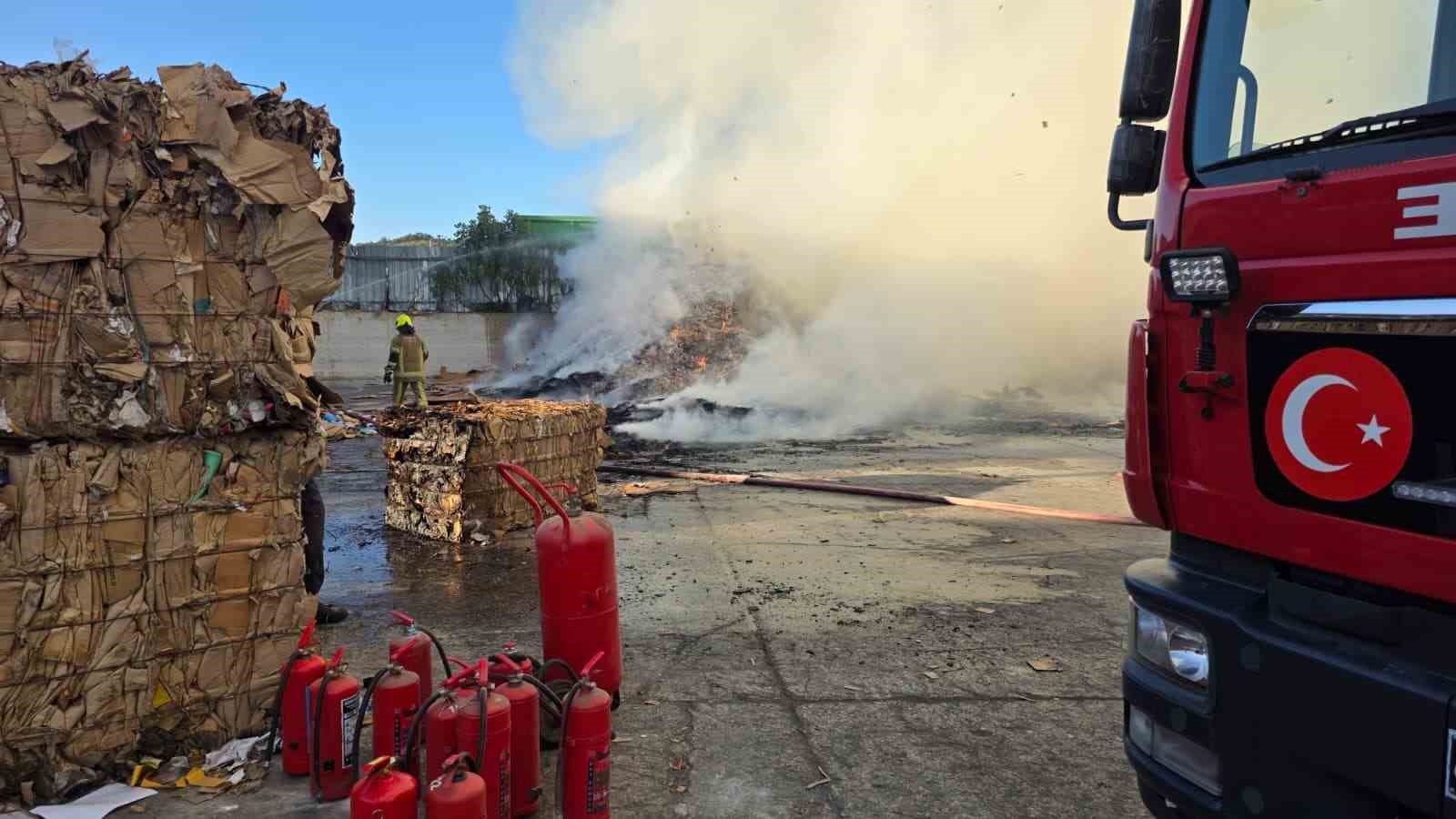 Bursa’da geri dönüşüm deposunda korkutan yangın